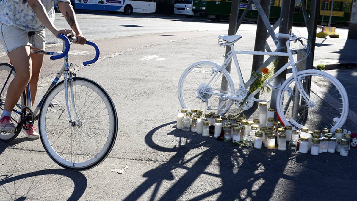 "Haamupyörä" jätettiin tapahtumapaikalle Tukholmankadun ja Mannerheimintien risteykseen autoilijan ja pyöräilijän törmäyksessä menehtyneen pyöräilijän muistoksi perjantaina.