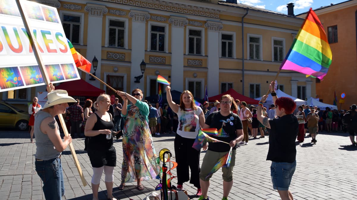 Turku Pride päättyi Vanhalle Suurtorille.