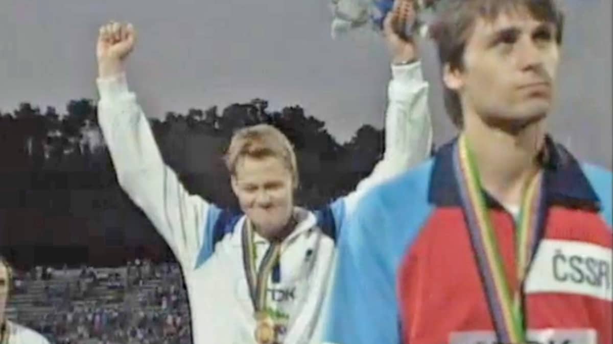 Seppo Räty juhlii keihäskultaa Rooman 1987 MM-kisoissa. Edessä tuima pronssimitalisti Jan Zelesny.