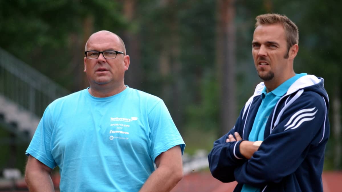 Jarmo Hirvonen ja Kihun keihäsasiantuntija Riku Valleala seuraisvat keihäskaaria Tanhuvaarassa elokuussa 2015.