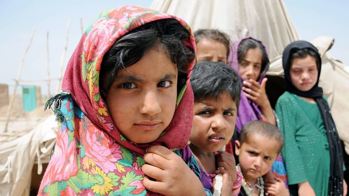 Afganistanilaisia lapsia maan sisäisellä turvaleirillä Balkhin maakunnassa.
