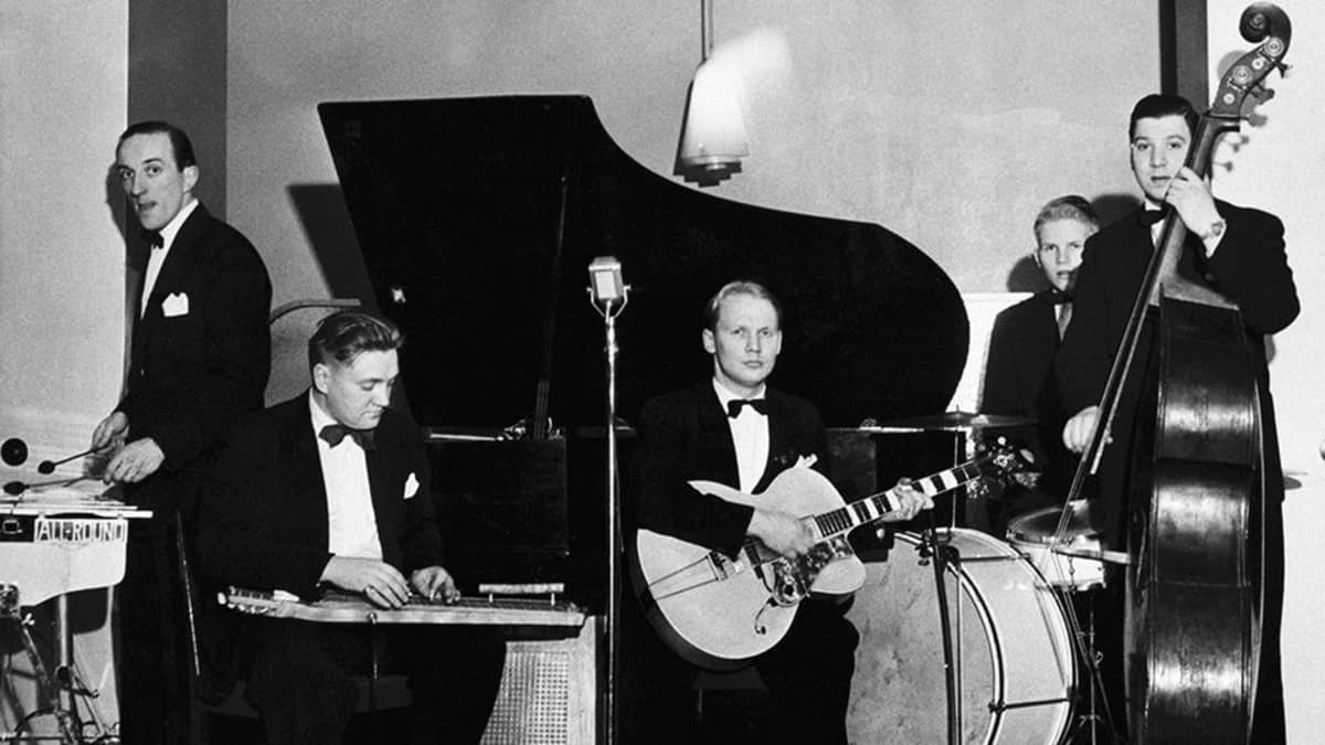 Onni Gideonin orkesteri. Erik Lindström, Onni Gideon Tervonen (havaijinkitara), Mauri Mustonen (kitara), Risto Vanari (rummut) ja Ville Katz (kontrabasso) vuonna 1949.