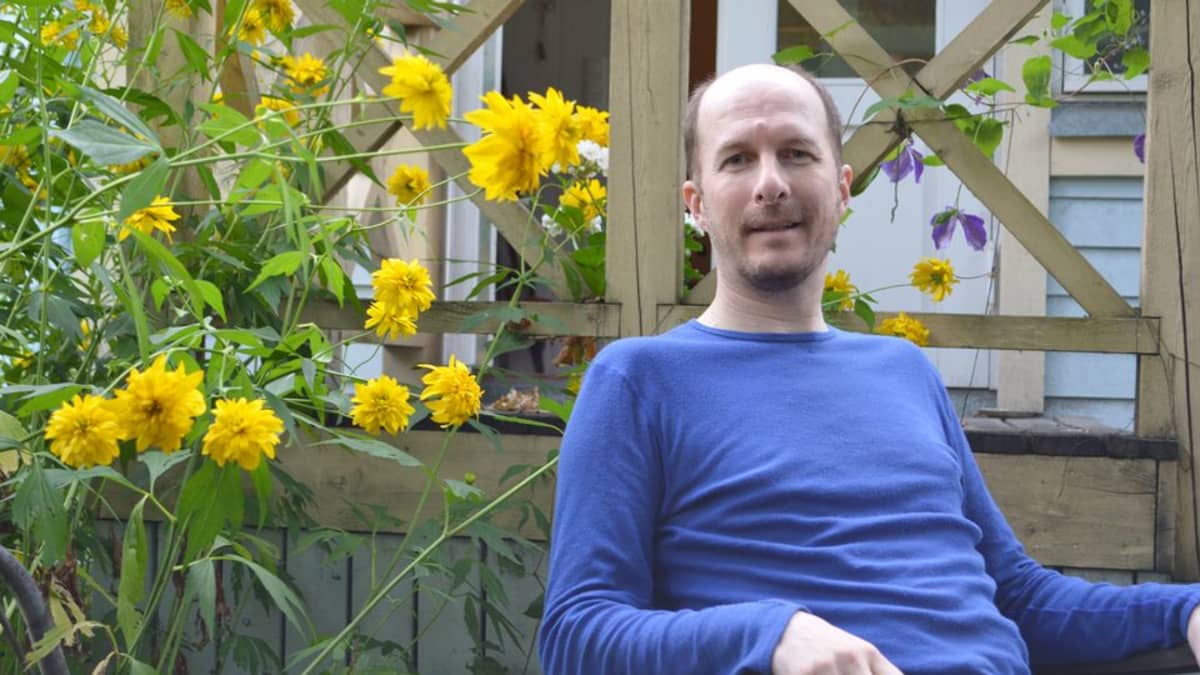 Juha Mäkäräinen kotitalonsa edustalla.