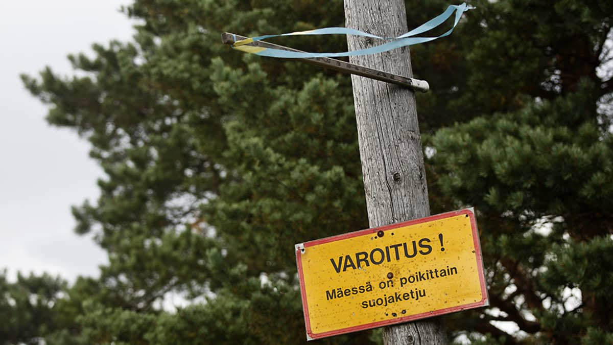 Herttoniemen mäkikeskus Helsingissä sunnuntaina 30. elokuuta. Kuvassa olevassa kyltissä on varoitus: "Mäessä on poikittain suojaketju."