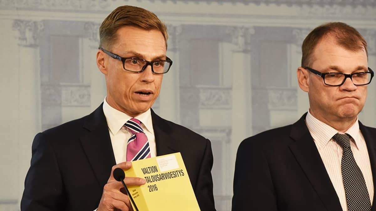 Pääministeri Juha Sipilä kuuntelee, kun valtiovarainministeri Alexander Stubb esittelee ensi vuoden budjettiesitystä.