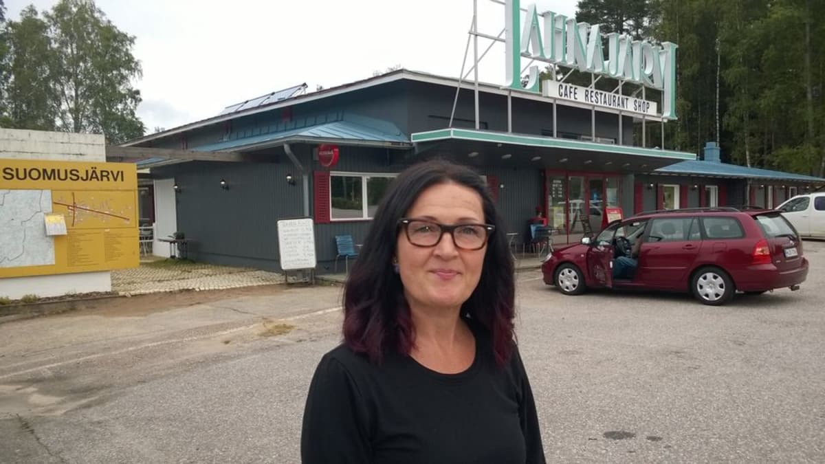 Nainen (Pia Landen ) Lahnajärven taukopaikan edustalla.