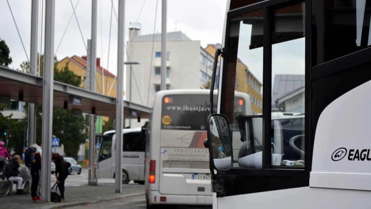 Busseja Mikkelin matkakeskuksella.