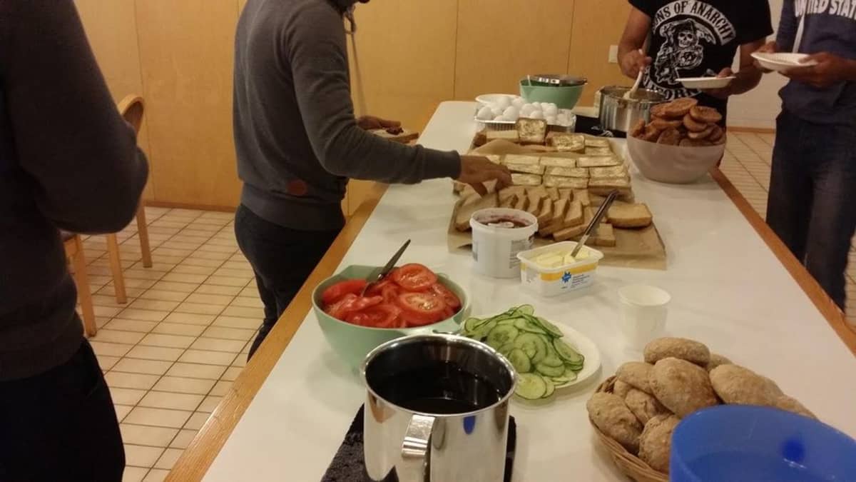 Turvapaikanhakijat ruokaa hakemassa. Turvapaikanhakijoille tarjotaan ensimmäisenä ruokaa. Muut asiat tulevat myöhemmin.