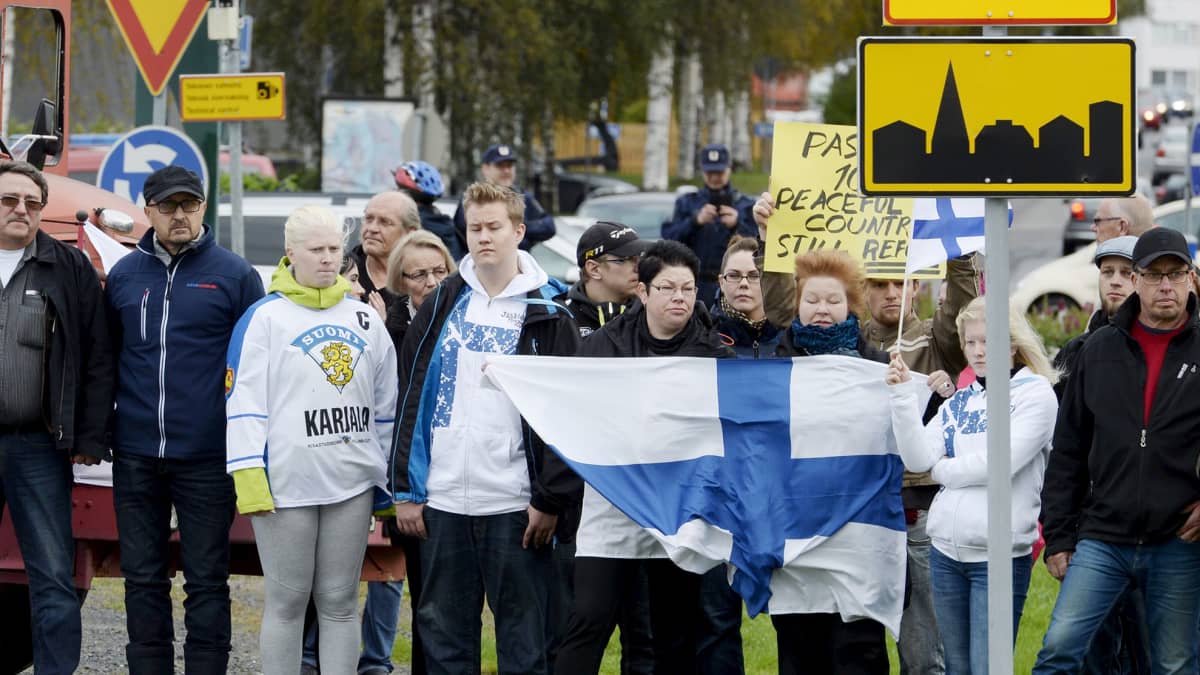 Kansanmielinen ja pakolaista vastustava mielenosoitus Rajat kiinni! Tornion matkakeskuksen edustalla lauantaina 19. syyskuuta.