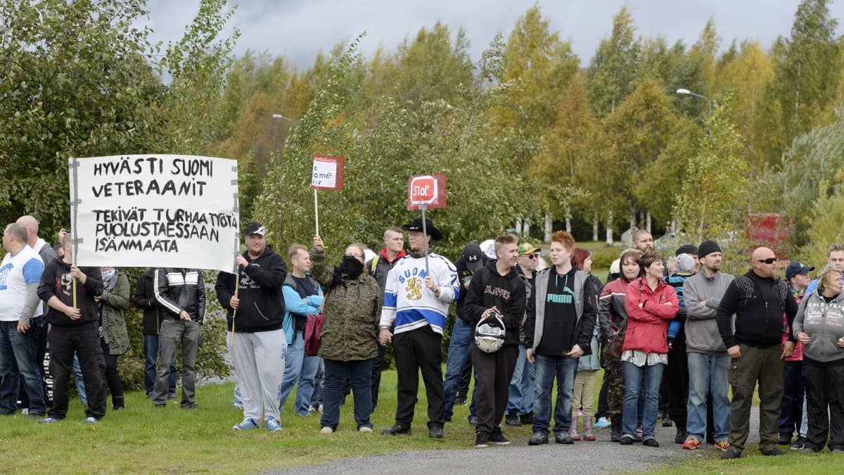 Kansanmielinen ja pakolaista vastustava mielenosoitus Rajat kiinni! Tornion matkakeskuksen edustalla lauantaina 19. syyskuuta.
