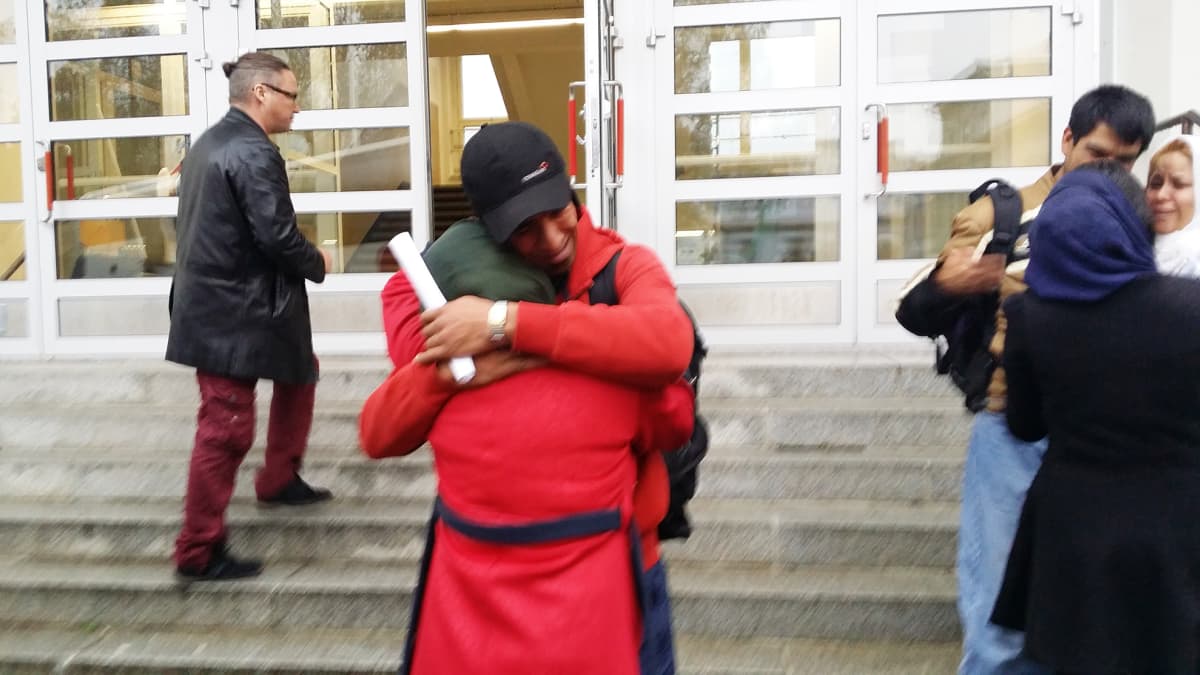 Shahla Arbabi halaa pikkuveljeään Morteza Arbabia hyvästiksi.