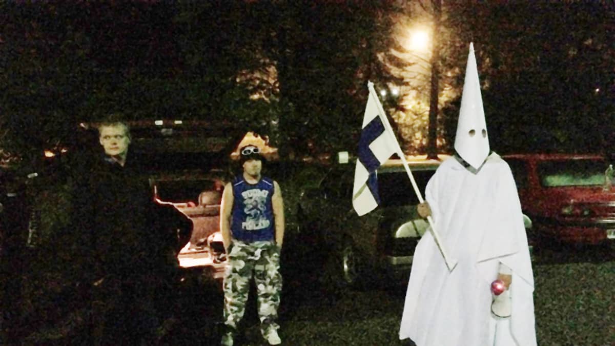 Noin kymmenen ihmistä osoitti mieltään turvapaikanhakijoiden tuloa vastaan Hennalan ex-varuskunnan portilla Lahdessa.