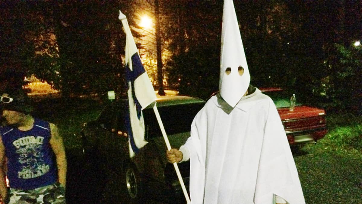 Noin kymmenen ihmistä osoitti mieltään turvapaikanhakijoiden tuloa vastaan Hennalan ex-varuskunnan portilla Lahdessa 24. syyskuuta 2015.
