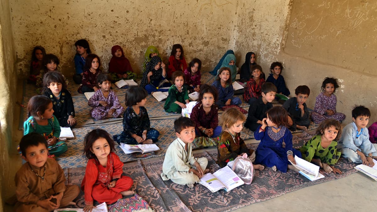 Afganistanilaisia koululaisia luokassa