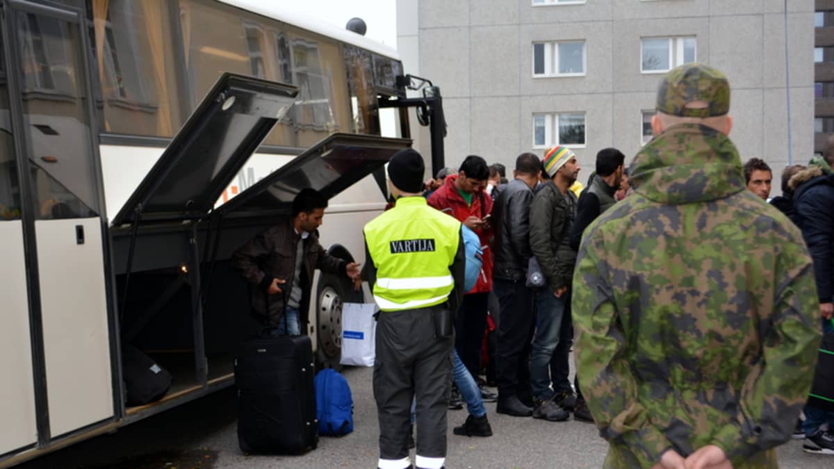 Turvapaikanhakijat jonottavat pääsyä Tornion järjestelykeskuksessa.