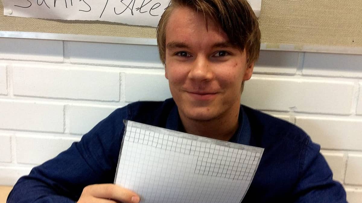poika pitää paperia, jossa ruutuja on kehystetty