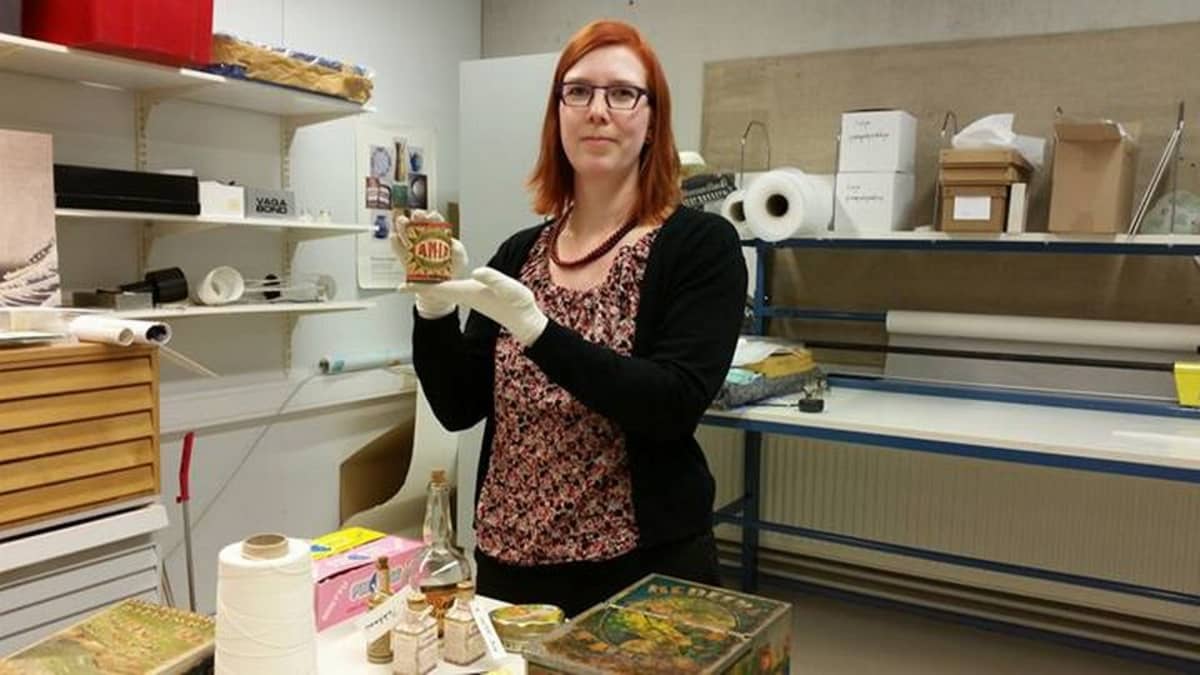 Pohjois-Pohjanmaan museon kokoelma-amanuenssi Jonna Mölläri valmistelee makeistehdas Merijaliin liittyvää näyttelyä.