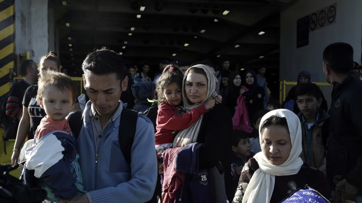 Kreikkaan tulleita pakolaisia Pireuksen satamassa