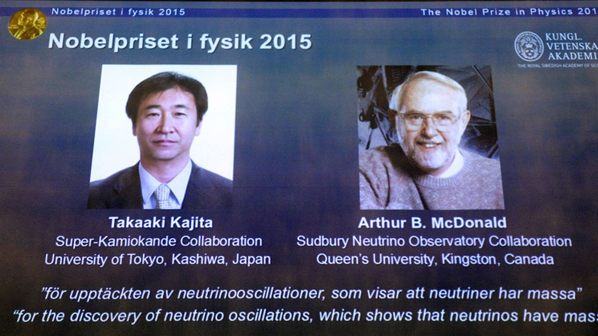 Takaaki Kajita ja Arthur B. McDonald heijastettuna valkokankaalle fysiikan Nobel-palkinnon julkistamistilaisuudessa Tukholmassa tiistaina.