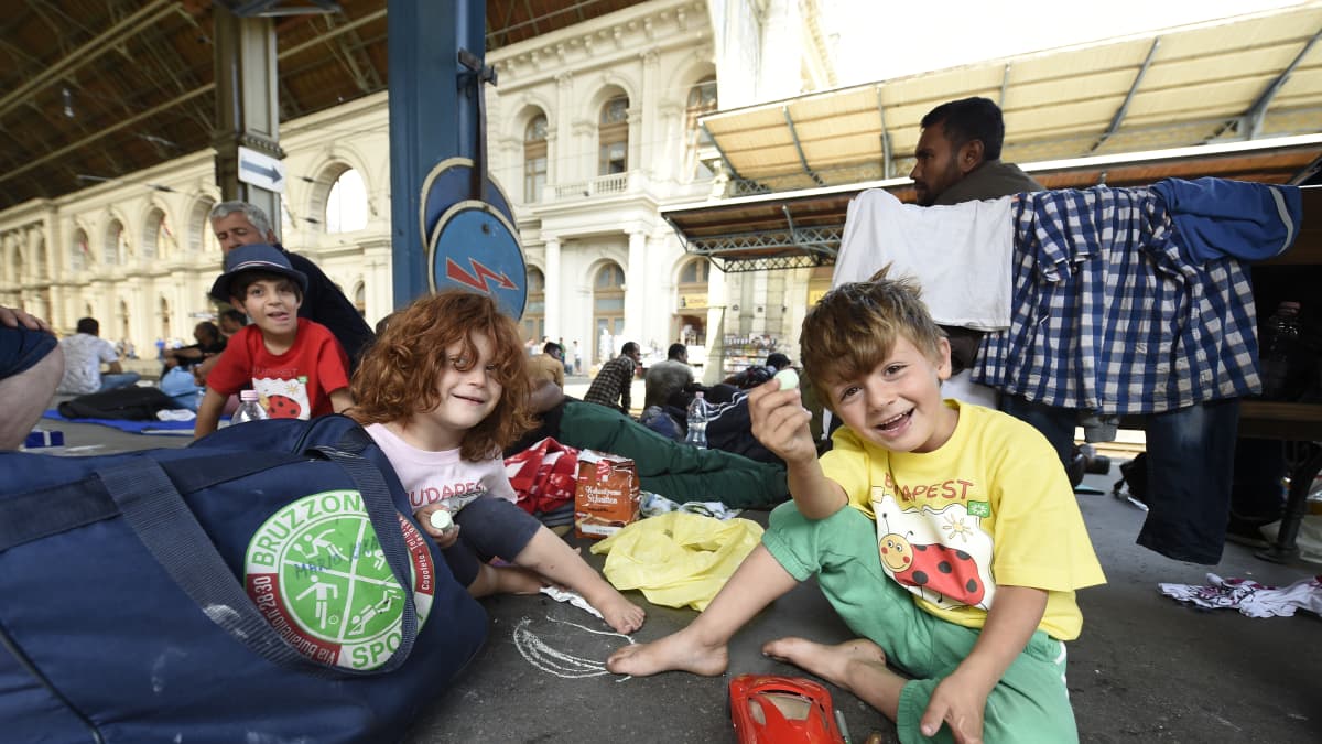 Budapest, Keletin rautatieasemalla majaavat turvapaikanhakijat