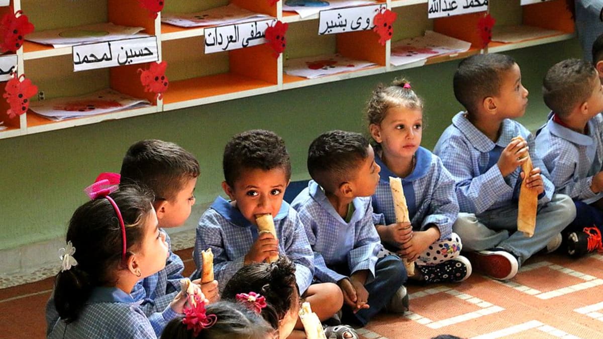 Suomen rahoittamassa kouluhankkeessa Etelä-Libanonin pakolaisleireillä lapsille annetaan myös välipala.