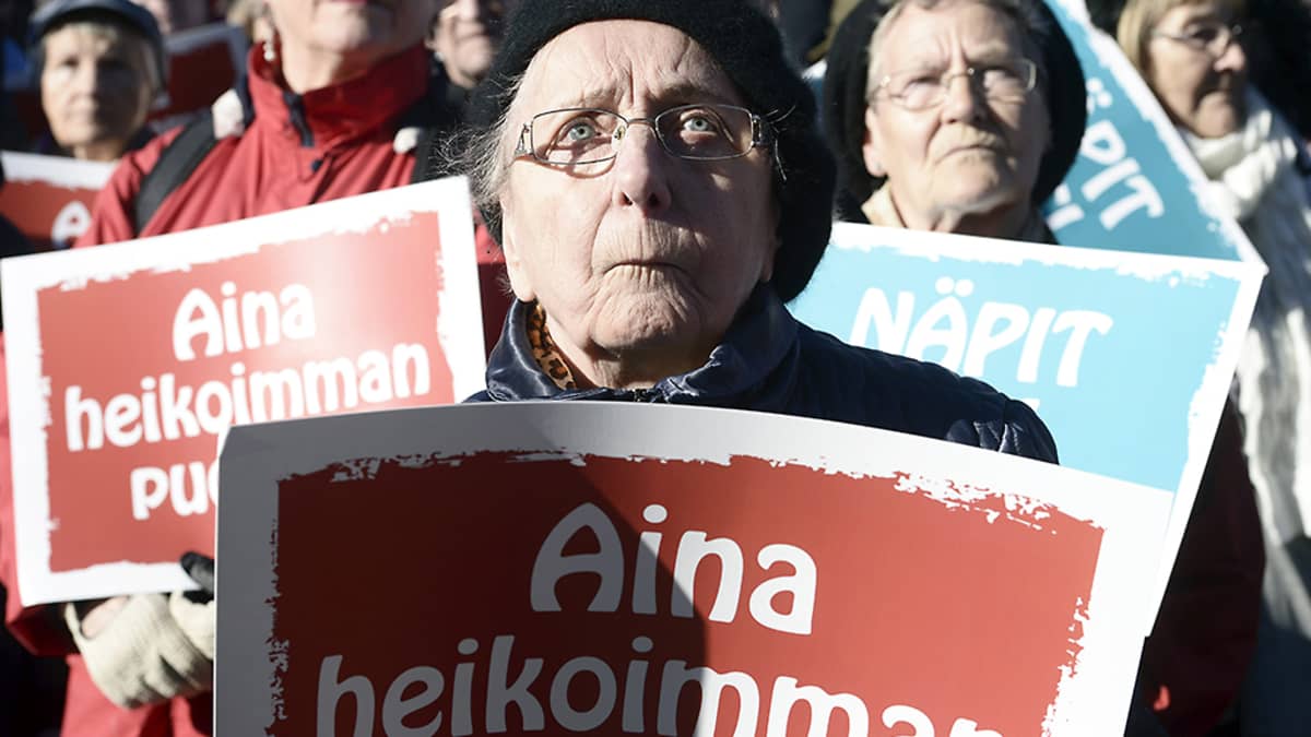 EKL ja Eläkeläiset ry järjestivät hallituksen leikkauksia vastaan mielenosoituksen Helsingin Kansalaistorilla torstaina 8. lokakuuta.