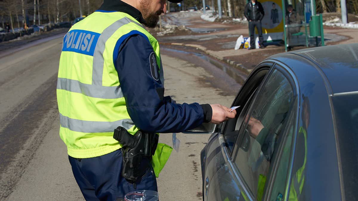 Poliisi tarkistamassa ajokorttia