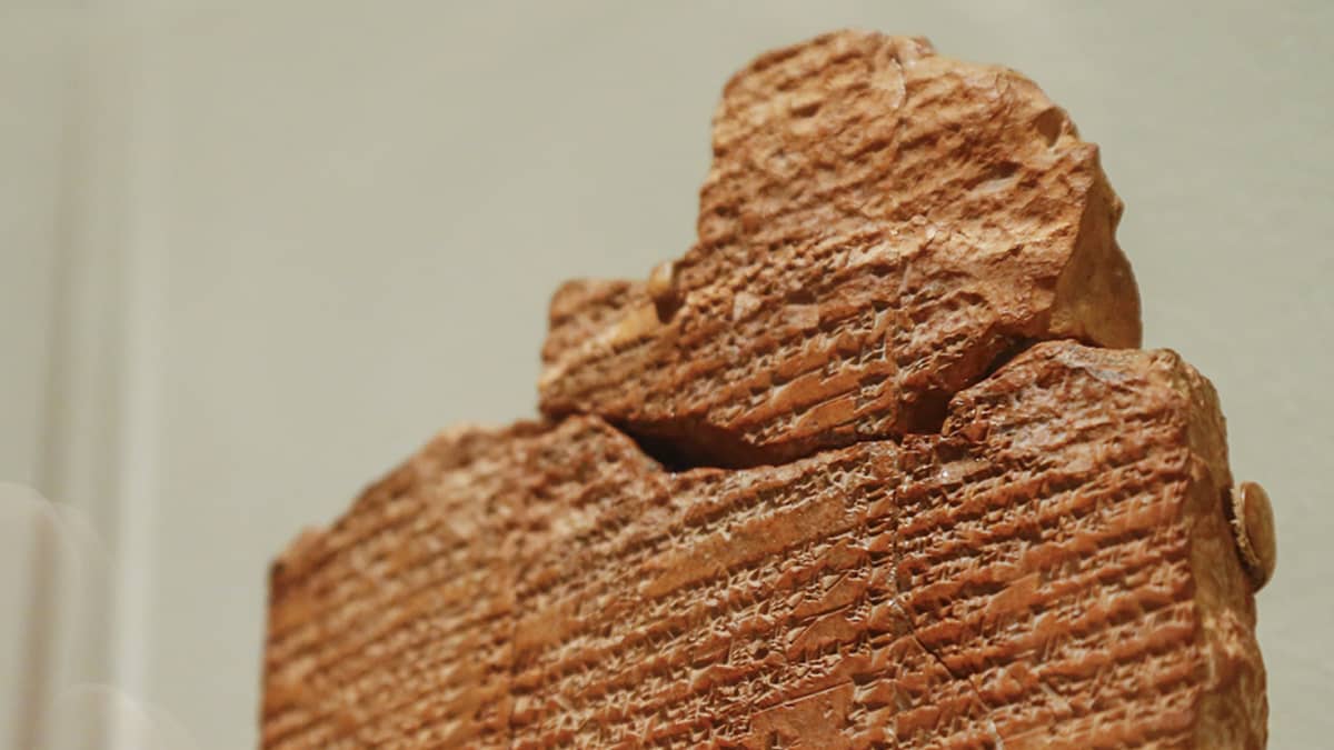 Osa Gilgameshia eli ihmiskunnan historian ensimmäisestä suuresta kaunokirjallisesta teoksesta Michael C. Carlos-museossa Yhdysvalloissa.