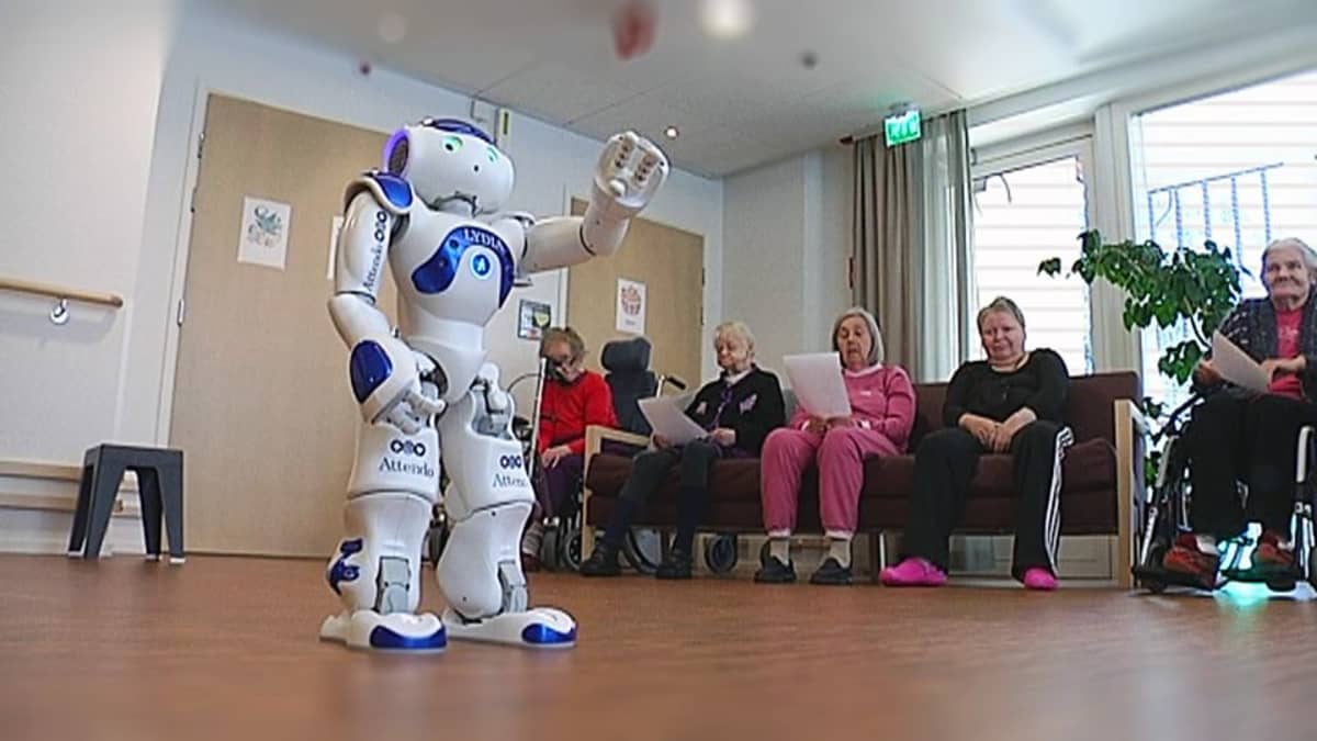 Jumppaava robotti viihdyttää hoivakodin asukkaita