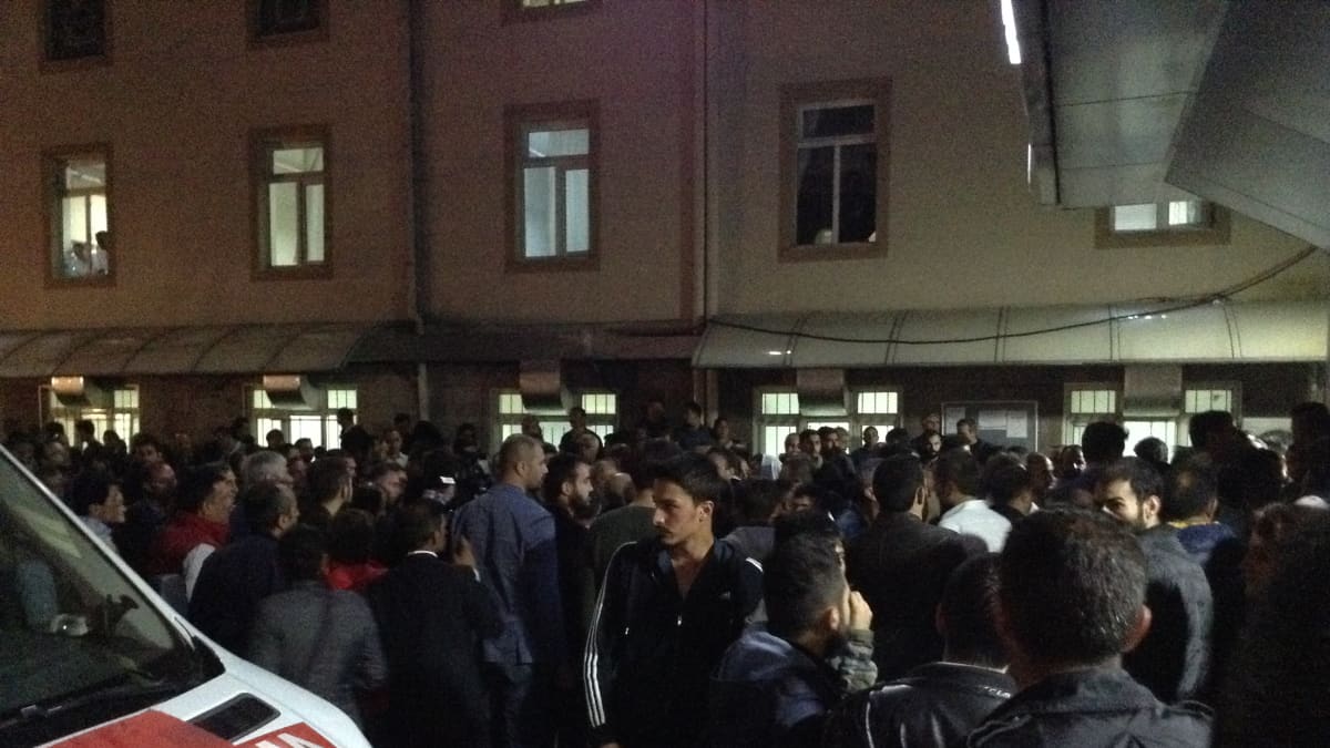 Ankaralaisen sairaalan piha oli täynnä ihmisiä, jotka etsivät tietoa Turkin pommi-iskussa loukkaantuneista.