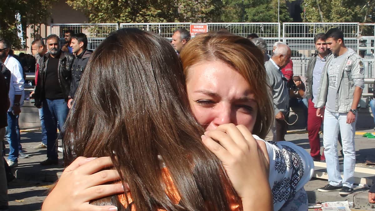 Nainen itkee ja halaa toista naista Ankarassa, Turkissa.