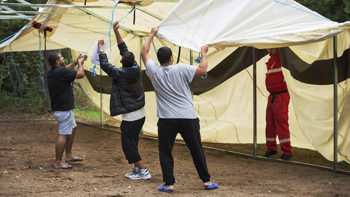 SPR:n Turun Pansion  vastaanottokeskuksen pihalle pystytettiin telttoja  yhdessä turvapaikanhakijoiden, keskuksen työntekijöiden ja vapaaehtoisten voimin 1. syyskuuta.