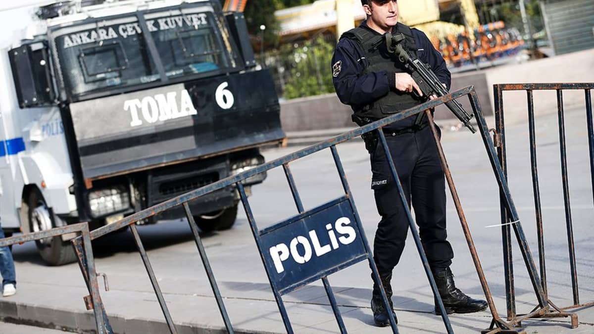 Aseistettu poliisi pommi-iskujen tapahtumapaikalla Ankarassa.