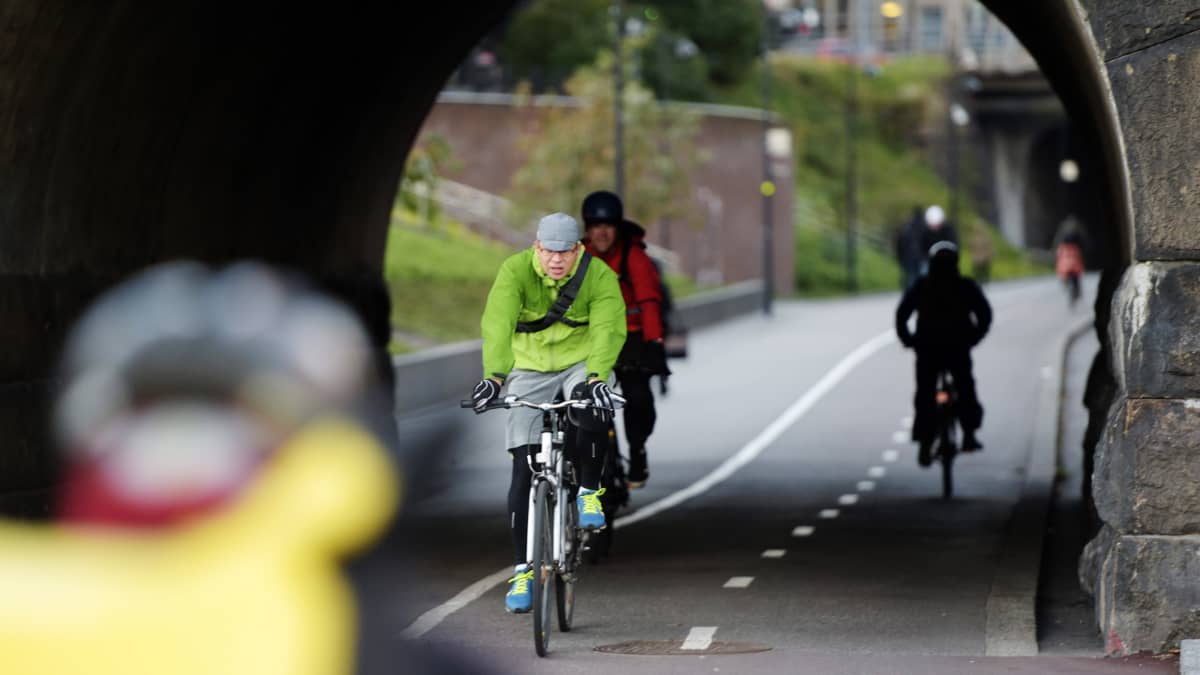 Pyöräilijöitä kevyen liikenteen väylä Baanalla Helsingissä lokakuussa 2015.