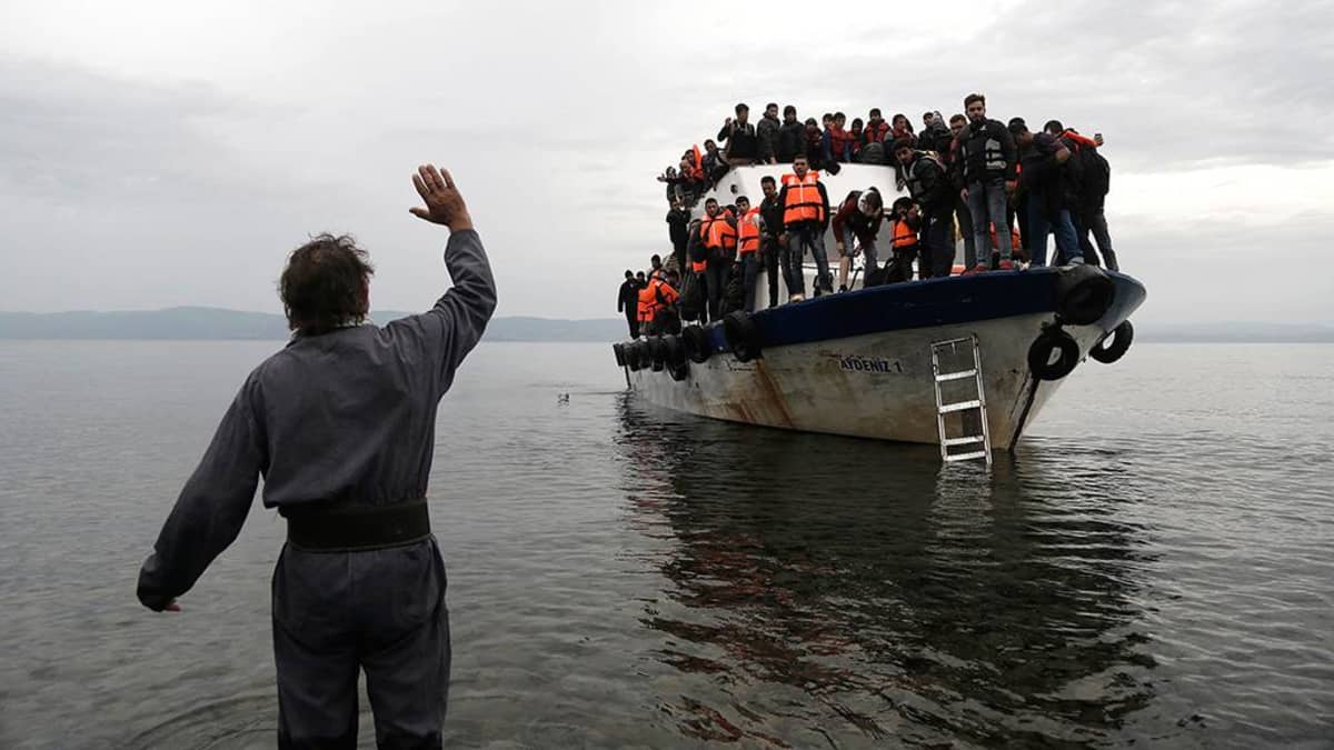Turvapaikanhakijoita saapumassa Lesboksen saarelle.