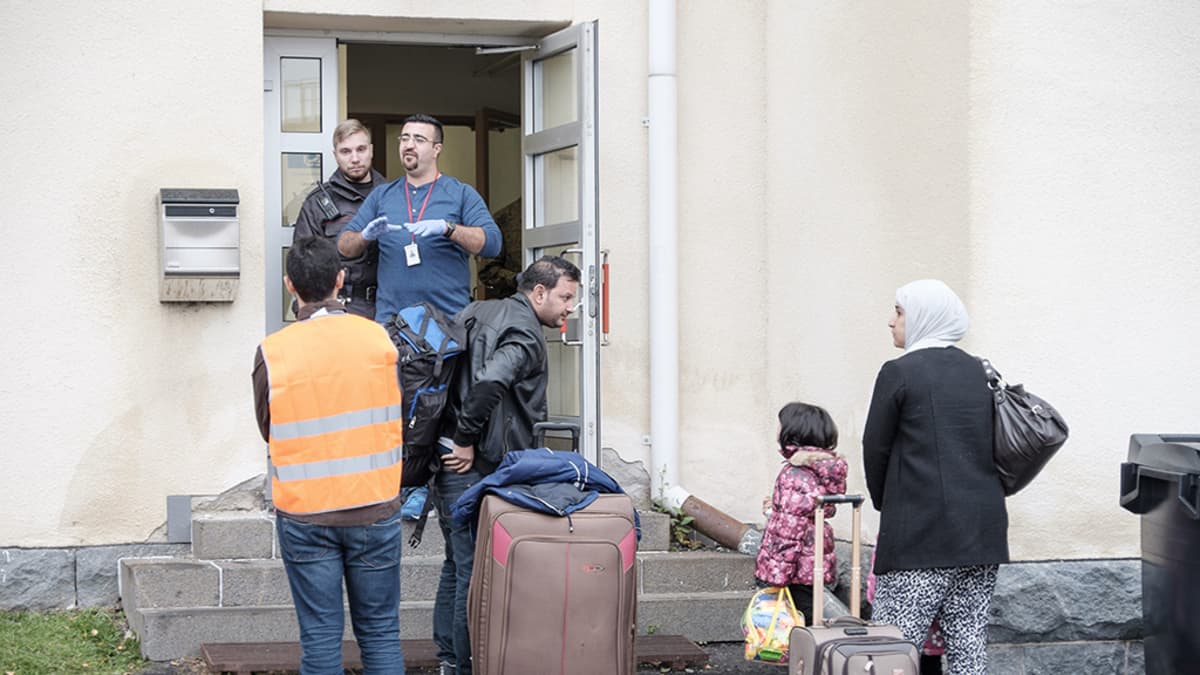 Turvapaikanhakijoita saapumassa Tornion järjestelykeskukseen.