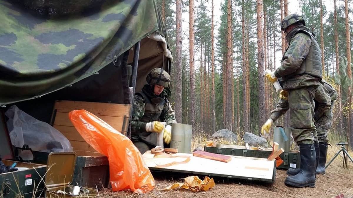 Varusmiehiä keräämässä varusteita