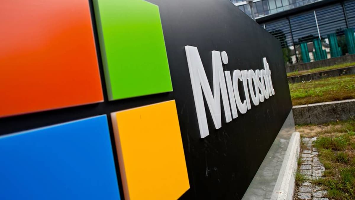 Microsoftin logo kuvan etualalla.