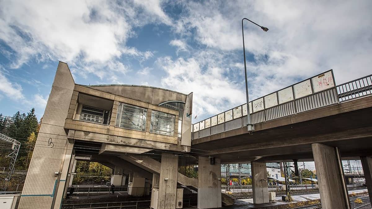 Viisi asemaa, viisi tunnelmaa – työmatka voi olla betonia tai taidetta |  Yle Uutiset