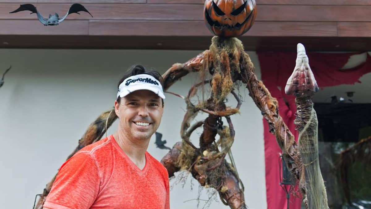 Brooks Utley poseeraa halloween-koristeiden vieressä Los Angelesissa.