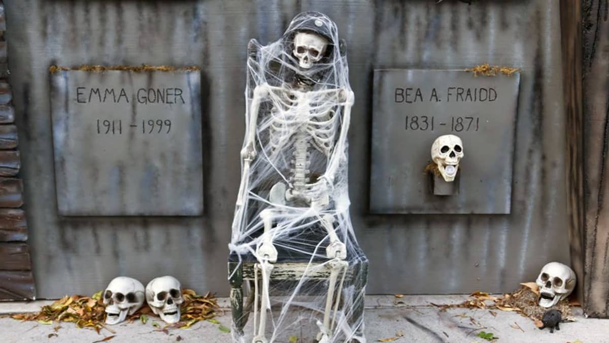 Losangelesilainen Brooks Utley on käyttänyt kotinsa halloween-koristeisiin vuosien varrella useita tuhansia dollareita. Kuvassa luurankoja ja tekaistuja hautapaasia.