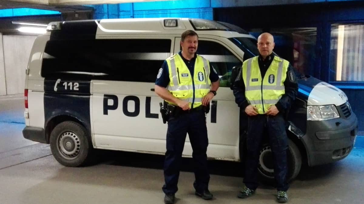 Hämeen poliisit taikaviitoissa.