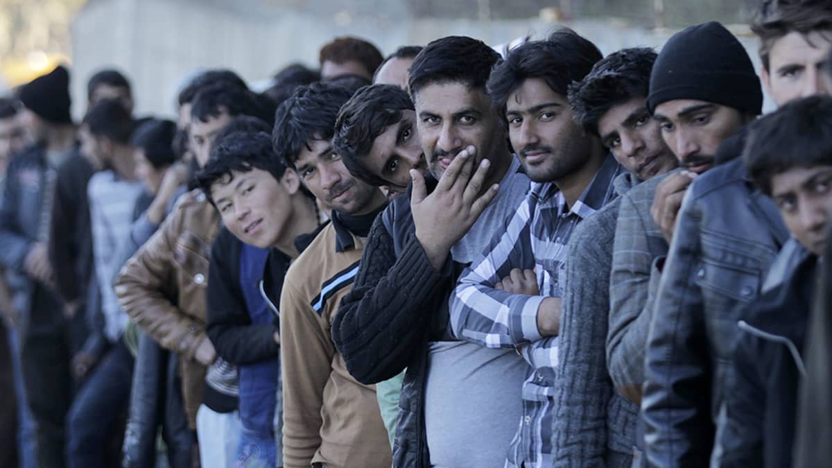 Pakolaiset jonottavat ruokaa Morian pakolaiskeskuksessa Kreikassa.