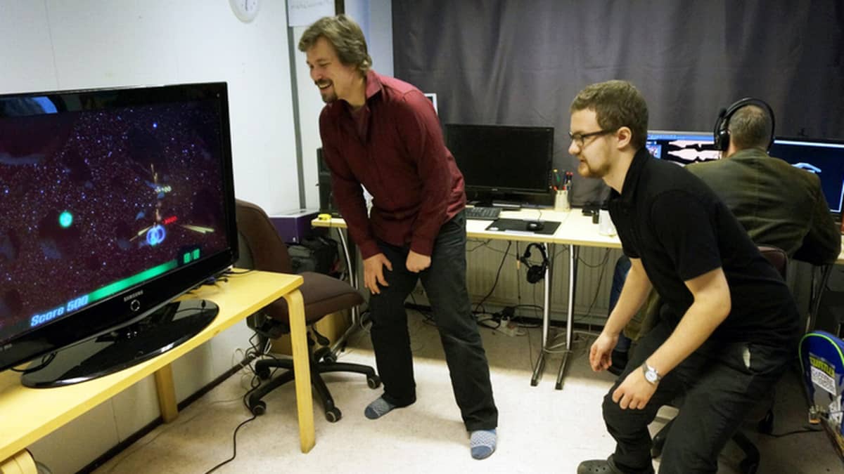 Peli- ja ohjemistofirman Caffeine Overdosen toimitusjohtaja JP Hakoluoto (oikealla) ja varatoimitusjohtaja Ville Nyyssölä pelaavat avaruuspeliä.