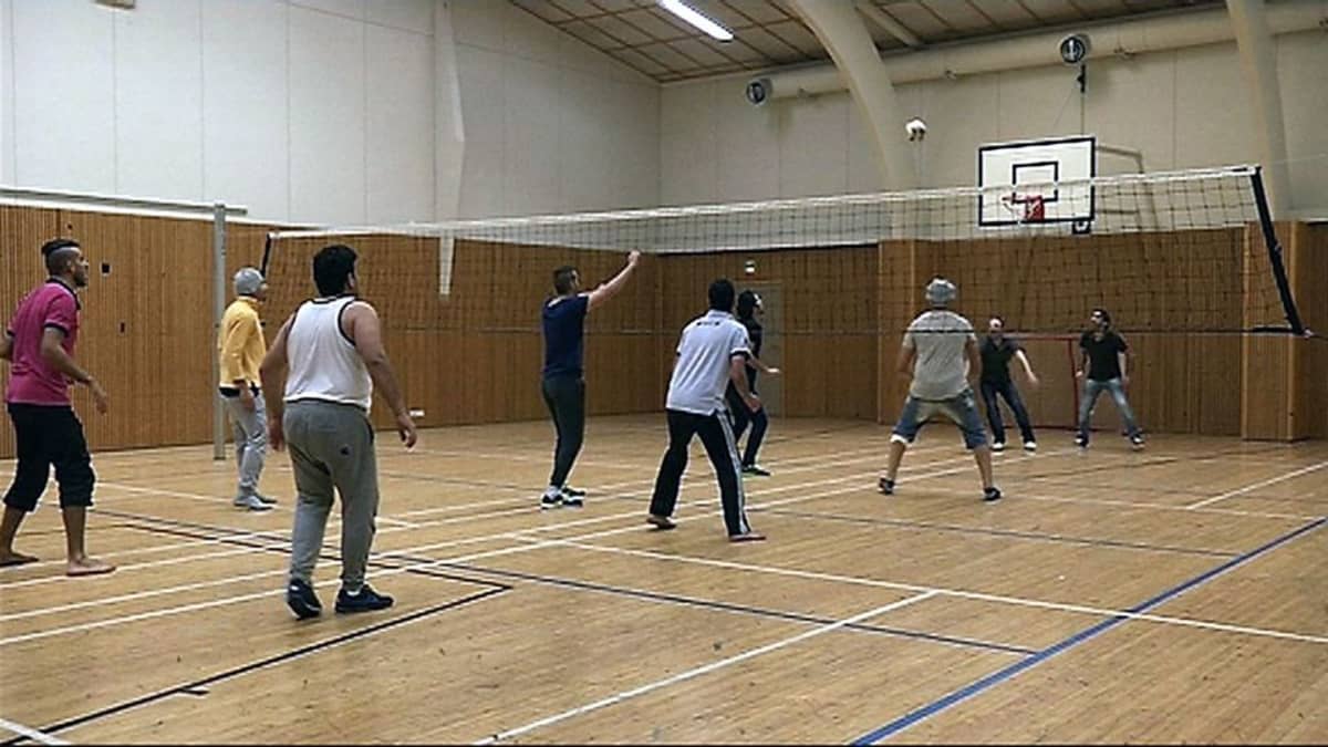 Turvapaikanhakijat pelaavat lentopalloa