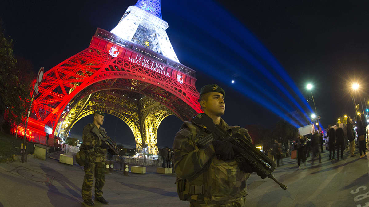 Ranskalainen sotilas partioi Eiffel-tornin edustalla Pariisissa.