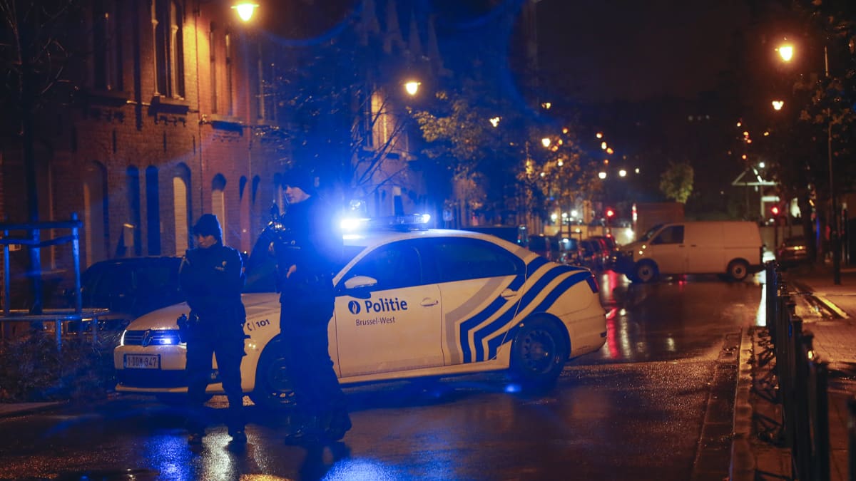 Poliiseja partioimassa kadulla Molenbeekin lähiössä Belgiassa 14. marraskuuta.