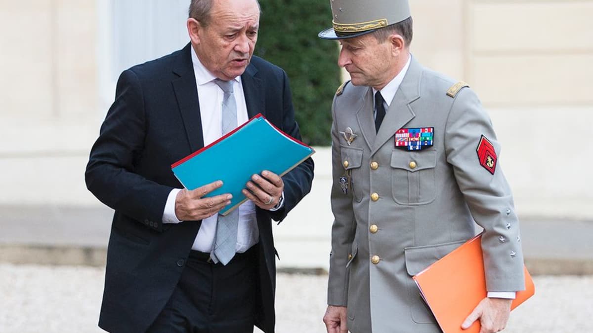 Ranskan puolustusministeri Jean-Yves Le Drian (vasemmalla) sekä Ranskan armeijan ylipäällikkö Pierre de Villiers keskustelivat Élysée-palatsin pihalla 14. marraskuuta.