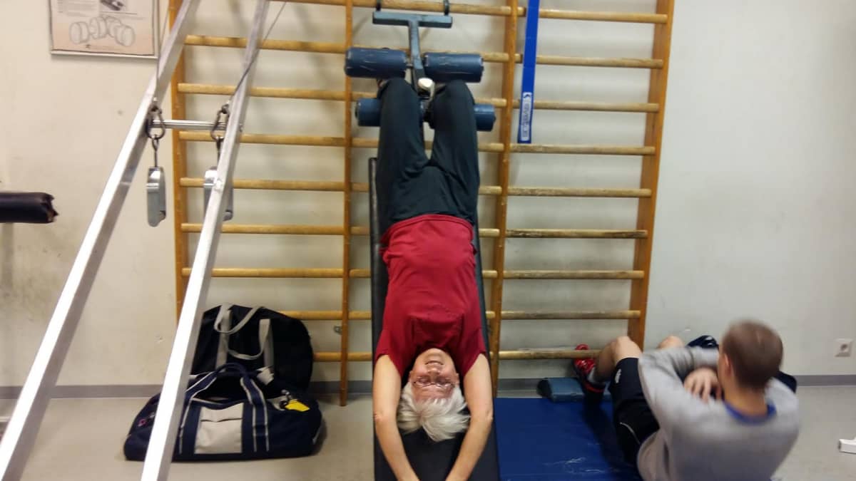 Terttu Huuskonen treenaa Kokonnuiemen salilla Porvoossa.