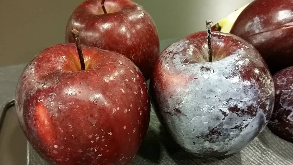 Omenoiden pintaan lisätään paksu kerros vahaa: ”Näitä en pistäisi suuhuni”  | Yle Uutiset